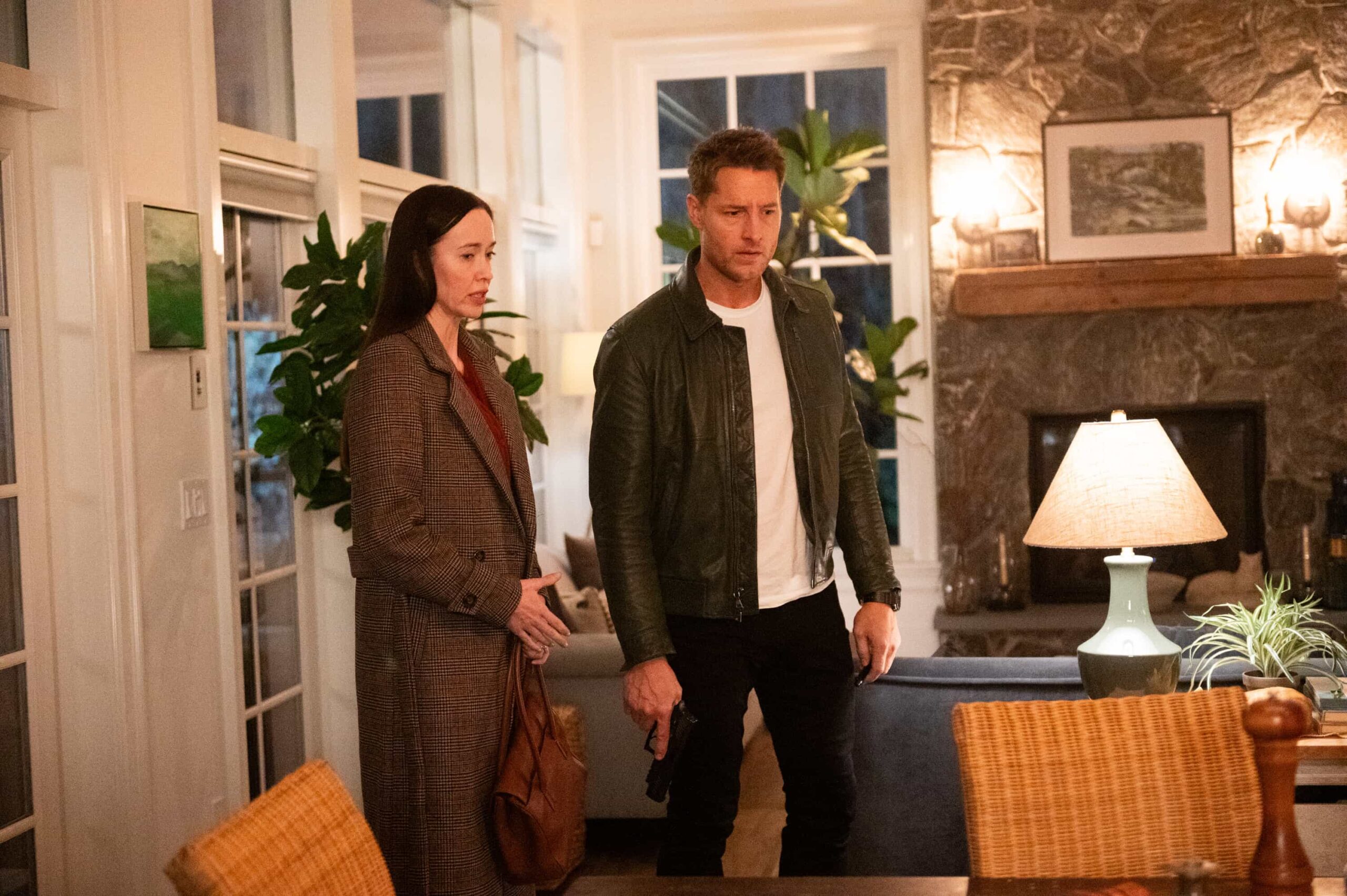 “The Field Trip” – When a young boy disappears during a school field trip at the aquarium, Colter must navigate a volatile father’s desperation to find his son, Sunday, March 29 (9:00-10:00 PM, ET/PT) on the CBS Television Network, and streaming on Paramount+ (live and on-demand for Paramount+ Premium plan subscribers, or on-demand for Paramount+  Pictured: Elyse Levesque as Sara and Justin Hartley as Colter Shaw. Photo: Sergei Bachlakov/CBS ©2026 CBS Broadcasting, Inc. All Rights Reserved.