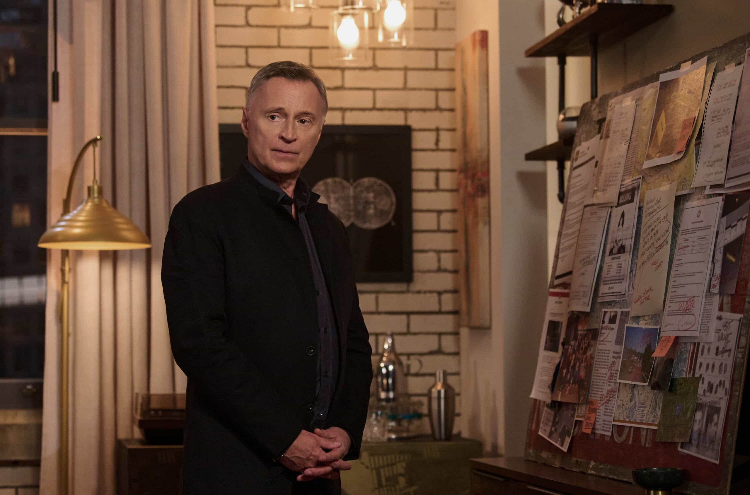 Watson Season 2 Episode 15 Still “A Third Act Surprise – Watson and the fellows race to save the life of a young woman who needs a lifesaving kidney donation. Meanwhile, Sherlock returns to help crack unsolved cases in Pittsburgh, on WATSON, Sunday, March 29 (10:00-11:00 PM, ET/PT) on the CBS Television Network, and streaming on Paramount+* Pictured: Robert Carlyle as Sherlock Holmes Photo: Sergei Bachlakov/CBS ©2025 CBS Broadcasting, Inc. All Rights Reserved.