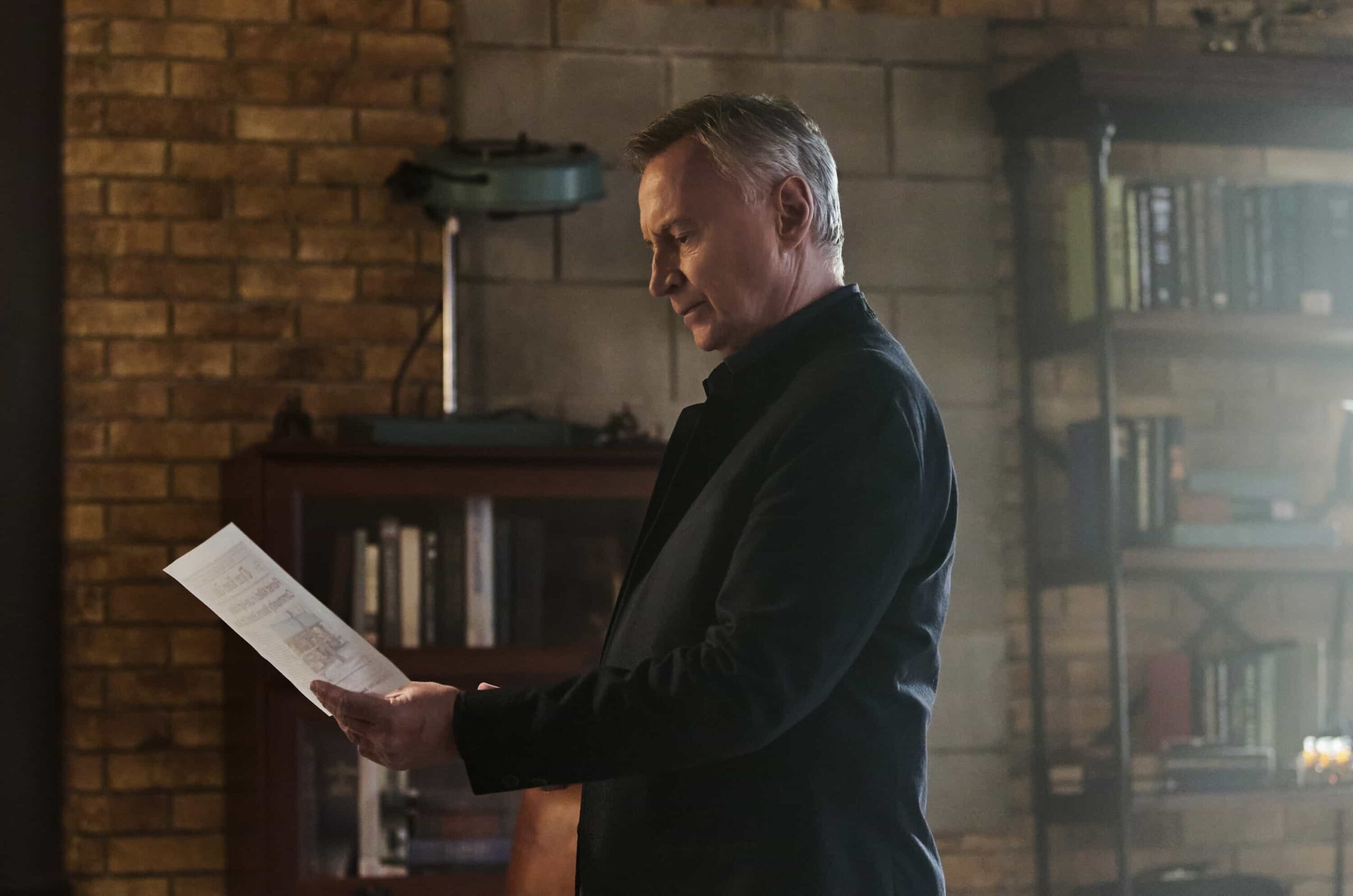 Watson Season 2 Episode 15 “A Third Act Surprise – Watson and the fellows race to save the life of a young woman who needs a lifesaving kidney donation. Meanwhile, Sherlock returns to help crack unsolved cases in Pittsburgh, on WATSON, Sunday, March 29 (10:00-11:00 PM, ET/PT) on the CBS Television Network, and streaming on Paramount+* Pictured: Robert Carlyle as Sherlock Holmes Photo: Sergei Bachlakov/CBS ©2025 CBS Broadcasting, Inc. All Rights Reserved.