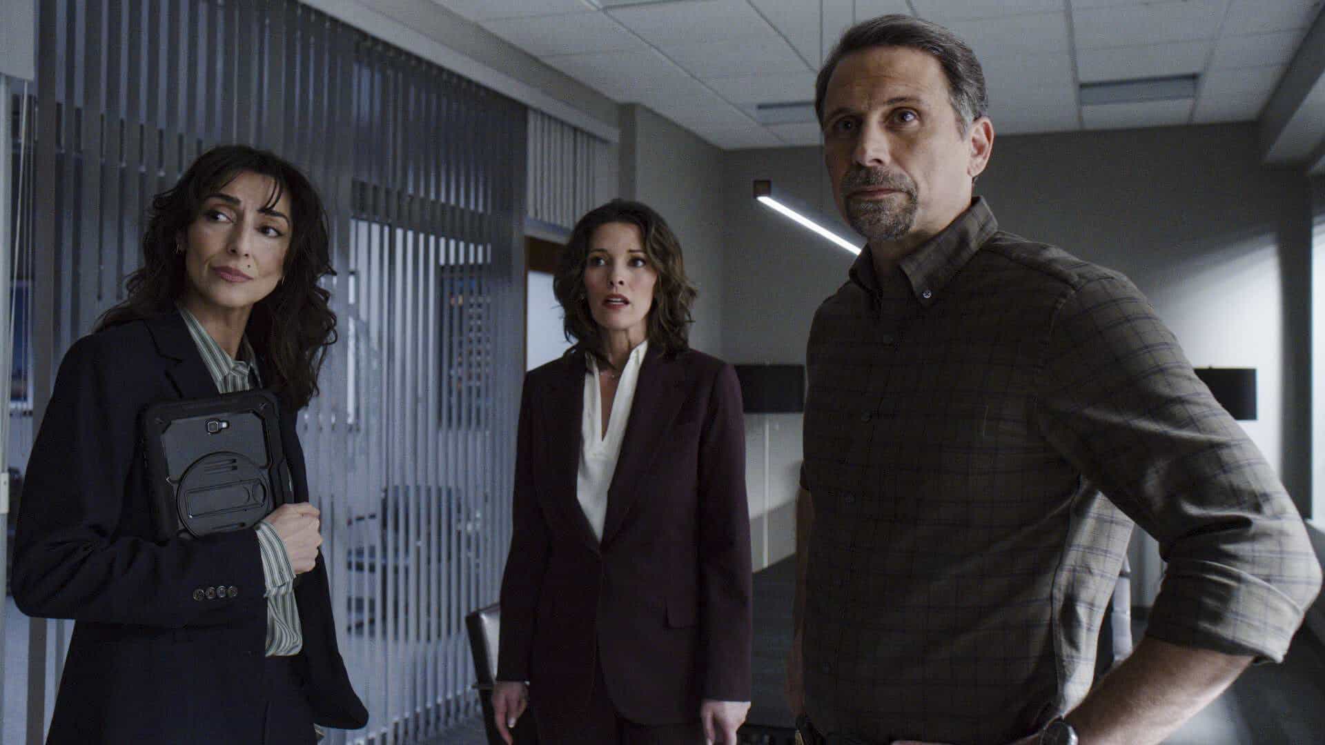 FBI Season 8 Episode 16 Photo “3 Up, 3 Down” – A double homicide in Brooklyn sets the team after a corrupt longshoreman but they soon discover something sinister has been smuggled into NY. As they race to stop the threat, Isobel enlists the help of CIA\'s Deputy Chief of Station Nikki Reynard (Necar Zadegan), on FBI, Monday, March 30 (9:00-10:00 PM, ET/PT). Pictured (L-R): Necar Zadegan as Deputy Chief of Station Nikki Reynard, Alana De La Garza as Special Agent in Charge Isobel Castille, and Jeremy Sisto as Assistant Special Agent in Charge Jubal Valentine. Photo: CBS ©2025 CBS Broadcasting, Inc. All Rights Reserved. Highest quality screengrab available.