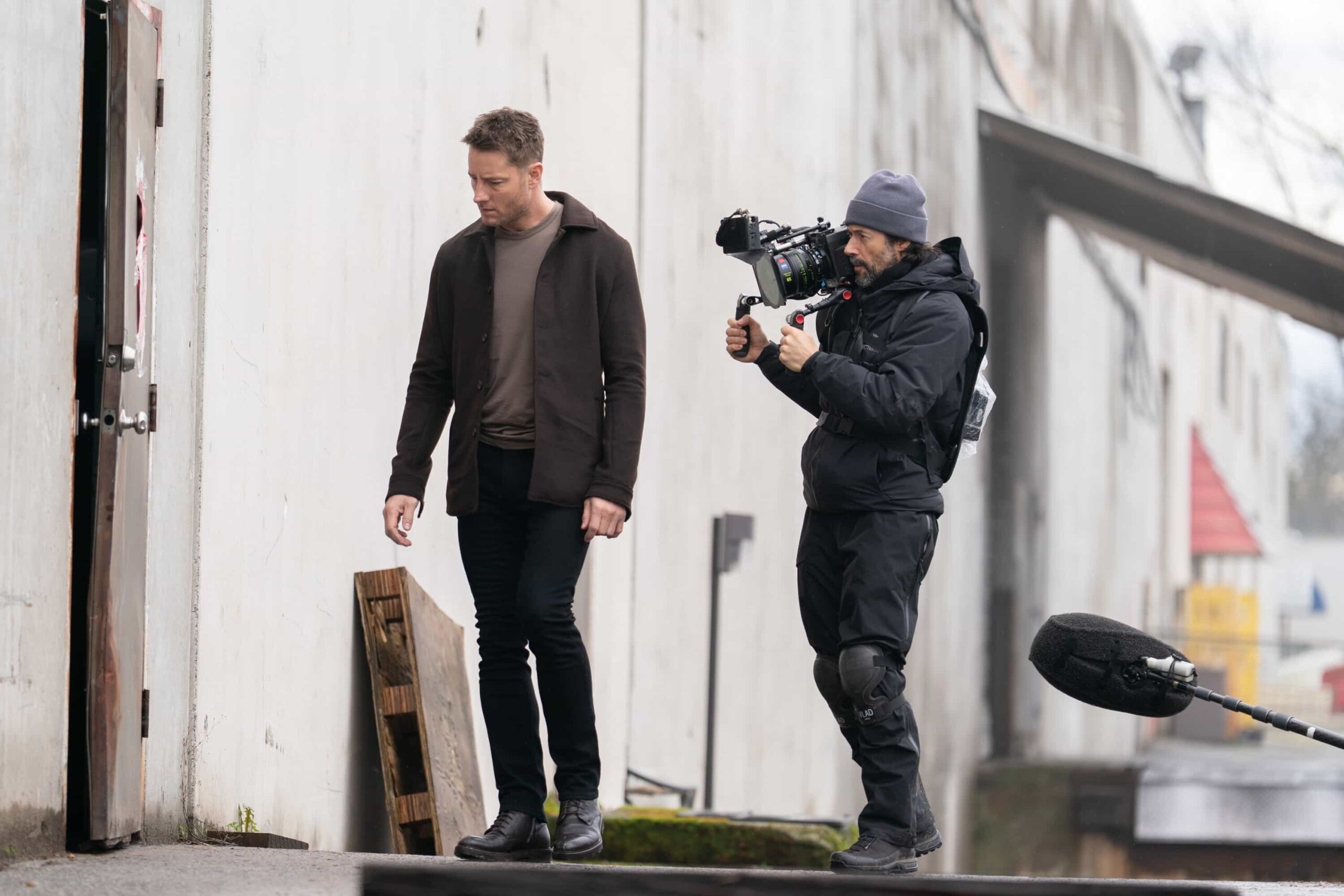 Behind The Scenes “Struck” – A pregnant wife reaches out to Colter to find her missing husband, on TRACKER, Sunday, April 12 (9:00-10:00 PM, ET/PT) on the CBS Television Network, and streaming on Paramount+ (live and on-demand for Paramount+ Premium plan subscribers, or on-demand for Paramount+ Essential subscribers the day after the episode airs)*. Pictured: Justin Hartley as Colter Shaw and A Camera Operator Vlad Horodinca. Photo: Darko Sikman/CBS ©2026 CBS Broadcasting, Inc. All Rights Reserved.