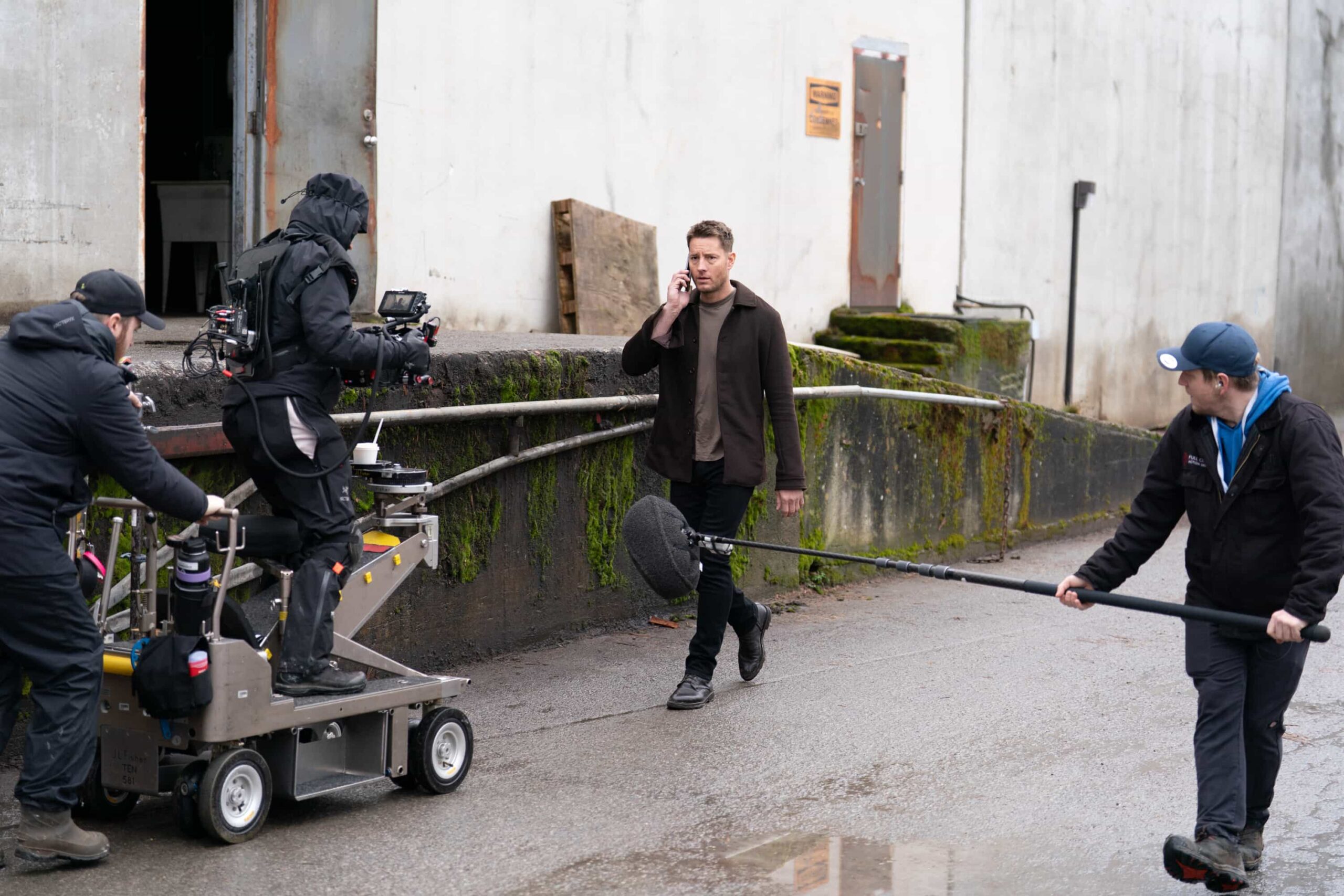Behind The Scenes “Struck” – A pregnant wife reaches out to Colter to find her missing husband, on TRACKER, Sunday, April 12 (9:00-10:00 PM, ET/PT) on the CBS Television Network, and streaming on Paramount+ (live and on-demand for Paramount+ Premium plan subscribers, or on-demand for Paramount+ Essential subscribers the day after the episode airs)*. Pictured: Justin Hartley as Colter Shaw. Photo: Darko Sikman/CBS ©2026 CBS Broadcasting, Inc. All Rights Reserved.