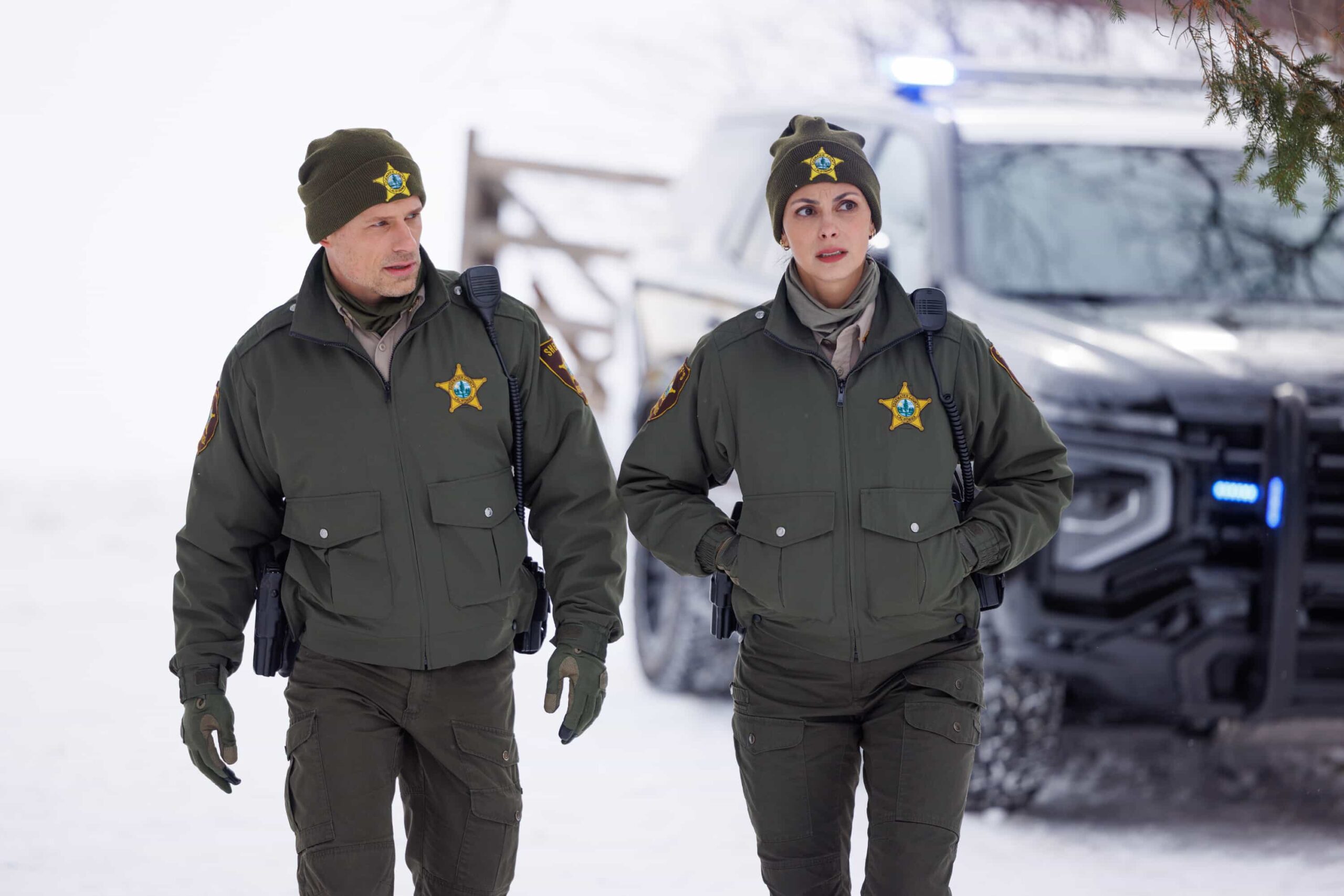 Sheriff Country Season 1 Episode 16 “Twenty Four Candles” – While Skye celebrates her 24th birthday, Sheriff Mickey Fox investigates a brutal attack tied to a land-grab scheme, on SHERIFF COUNTRY, Friday, April 24. Pictured: Matt Lauria as Boone and Morena Baccarin as Sheriff Mickey Fox. Photo: Darren Goldstein/CBS ©2025 CBS Broadcasting, Inc. All Rights Reserved.