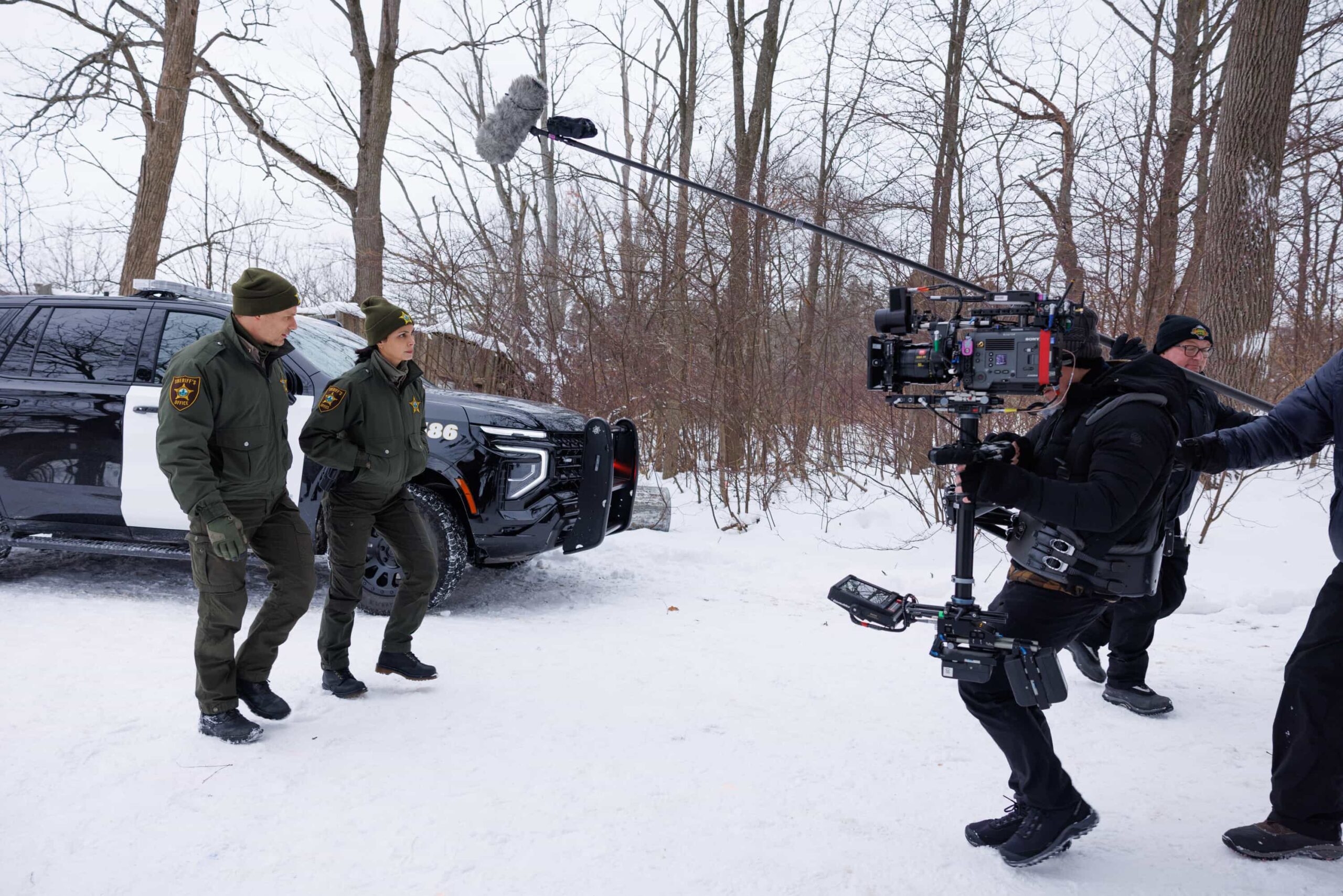 Sheriff Country Season 1 Episode 16  Behind The Scenes “Twenty Four Candles” – While Skye celebrates her 24th birthday, Sheriff Mickey Fox investigates a brutal attack tied to a land-grab scheme, on SHERIFF COUNTRY, Friday, April 24. Pictured: Matt Lauria and Morena Baccarin. Photo: Darren Goldstein/CBS ©2025 CBS Broadcasting, Inc. All Rights Reserved.