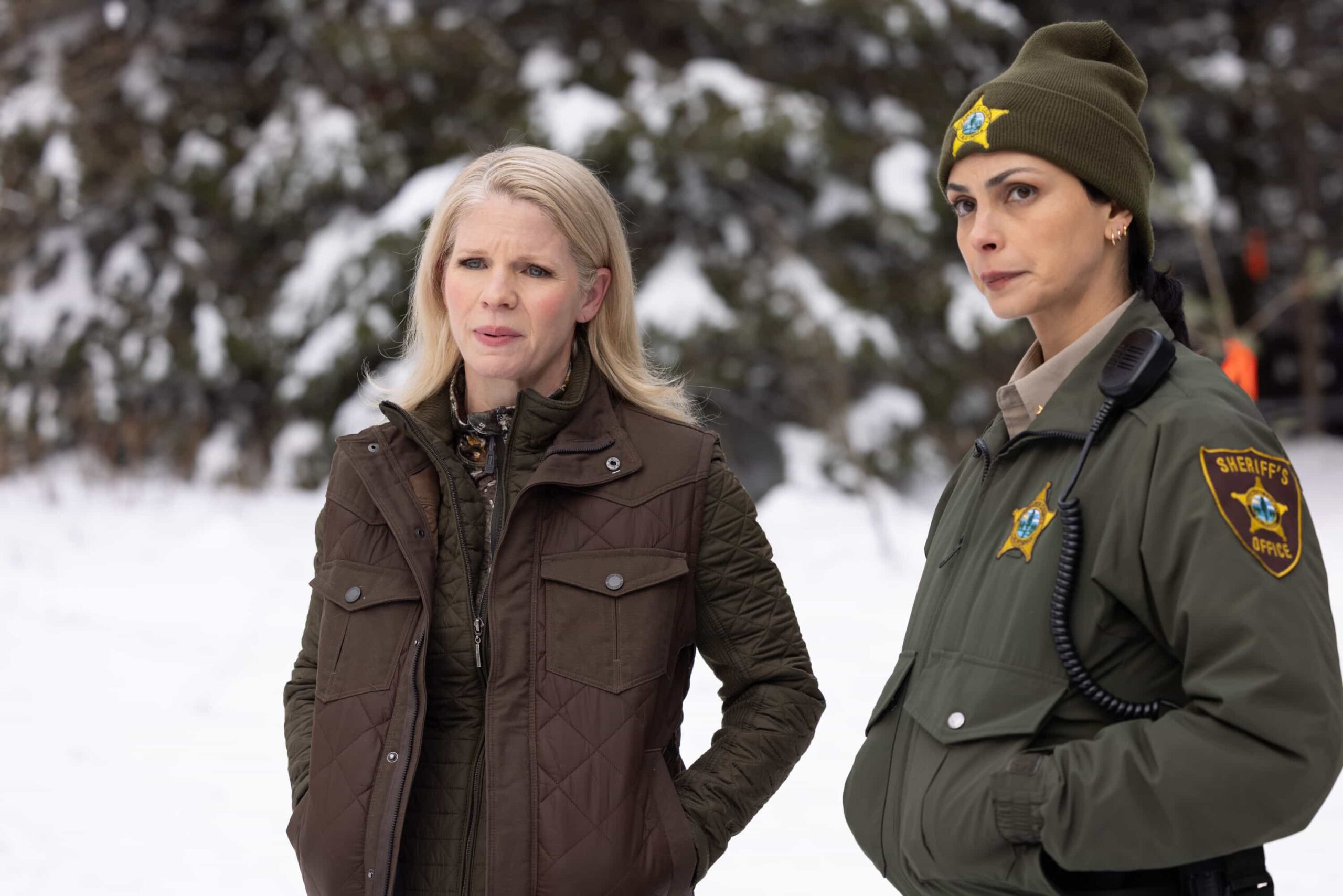 Sheriff Country Season 1 Episode 17 “The Hunting Party” – Sheriff Mickey Fox investigates a fatal shooting that appears to be a tragic accident during a lavish Fraley family boar hunt, setting off a chain of events with far-reaching consequences for Edgewater, on SHERIFF COUNTRY, Friday, May 1 (8:00-9:00 PM, ET/PT) on the CBS Television Network, and streaming on Paramount+. Pictured: Kelli O’Hara as Miranda Fraley and Morena Baccarin as Sheriff Mickey Fox. Photo: Darren Goldstein/CBS ©2025 CBS Broadcasting, Inc. All Rights Reserved.