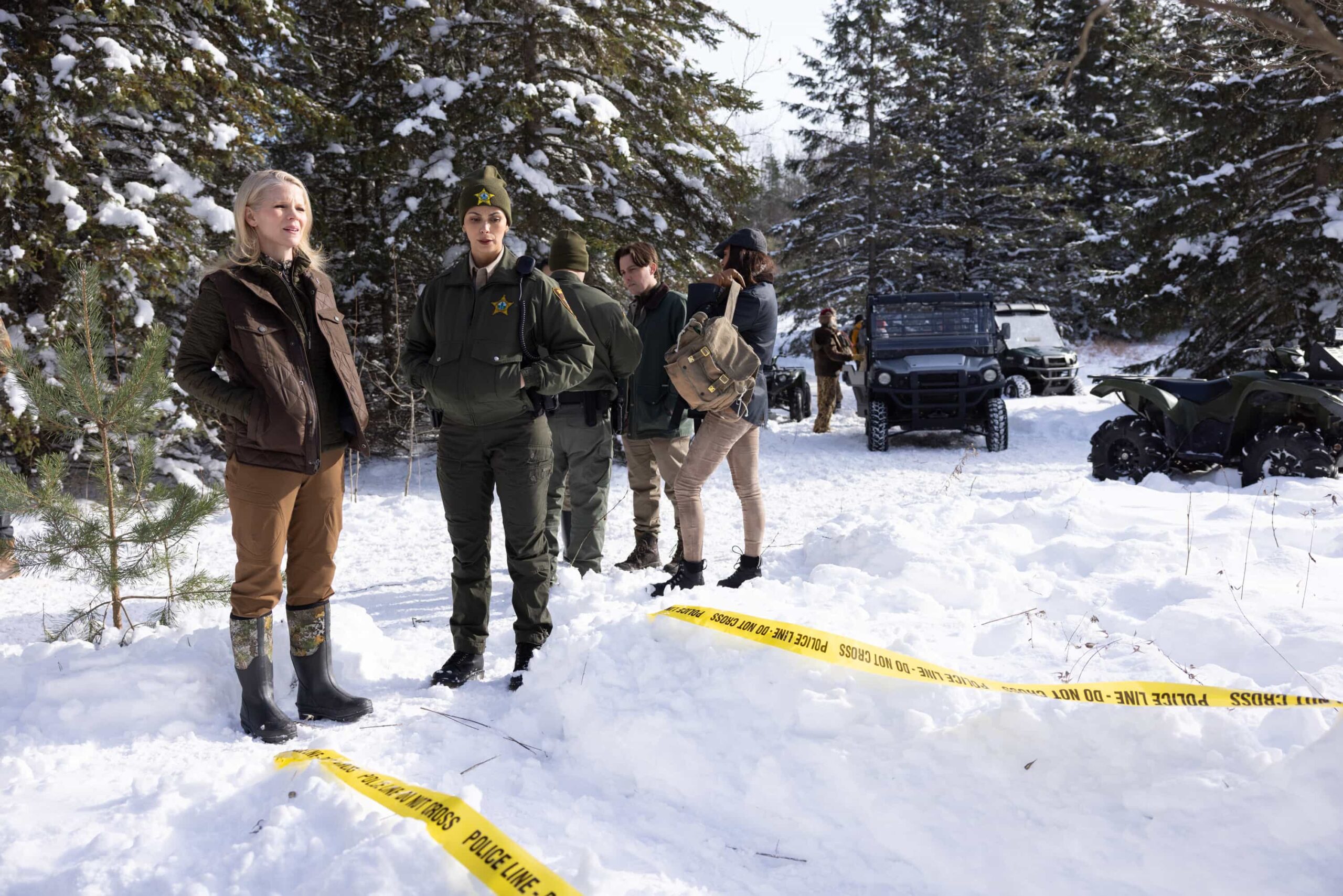 “The Hunting Party” – Sheriff Mickey Fox investigates a fatal shooting that appears to be a tragic accident during a lavish Fraley family boar hunt, setting off a chain of events with far-reaching consequences for Edgewater, on SHERIFF COUNTRY, Friday, May 1 (8:00-9:00 PM, ET/PT) on the CBS Television Network, and streaming on Paramount+. Pictured: Kelli O’Hara as Miranda Fraley and Morena Baccarin as Sheriff Mickey Fox. Photo: Darren Goldstein/CBS ©2025 CBS Broadcasting, Inc. All Rights Reserved.