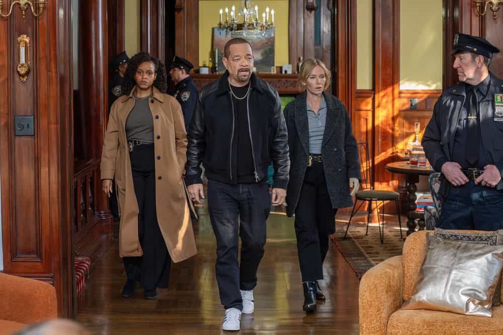 LAW & ORDER: SPECIAL VICTIMS UNIT -- "Old Friends" Episode 27020 -- Pictured: (l-r) Aimé Donna Kelly as Capt. Renee Curry, Ice T as Sgt. Odafin "Fin" Tutuola, Kelli Giddish as Sgt. Amanda Rollins -- (Photo by: Ralph Bavaro/NBC)