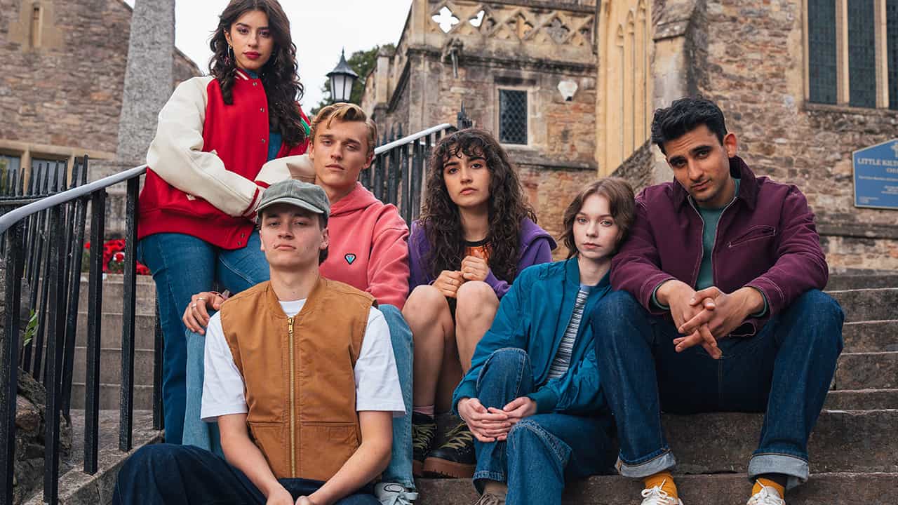 A Good Girl's Guide to Murder: Season 2. (L-R) Yali Topol Margalith as Lauren Gibson, Jude Morgan-Collie as Connor Reynolds, Freddie England as Robin Hastings, Asha Banks as Cara Ward, Emma Myers as Pip Fitz-Amobi, and Zain Iqbal as Ravi Singh in A Good Girl's Guide to Murder: Season 2. Cr. NETFLIX © 2026