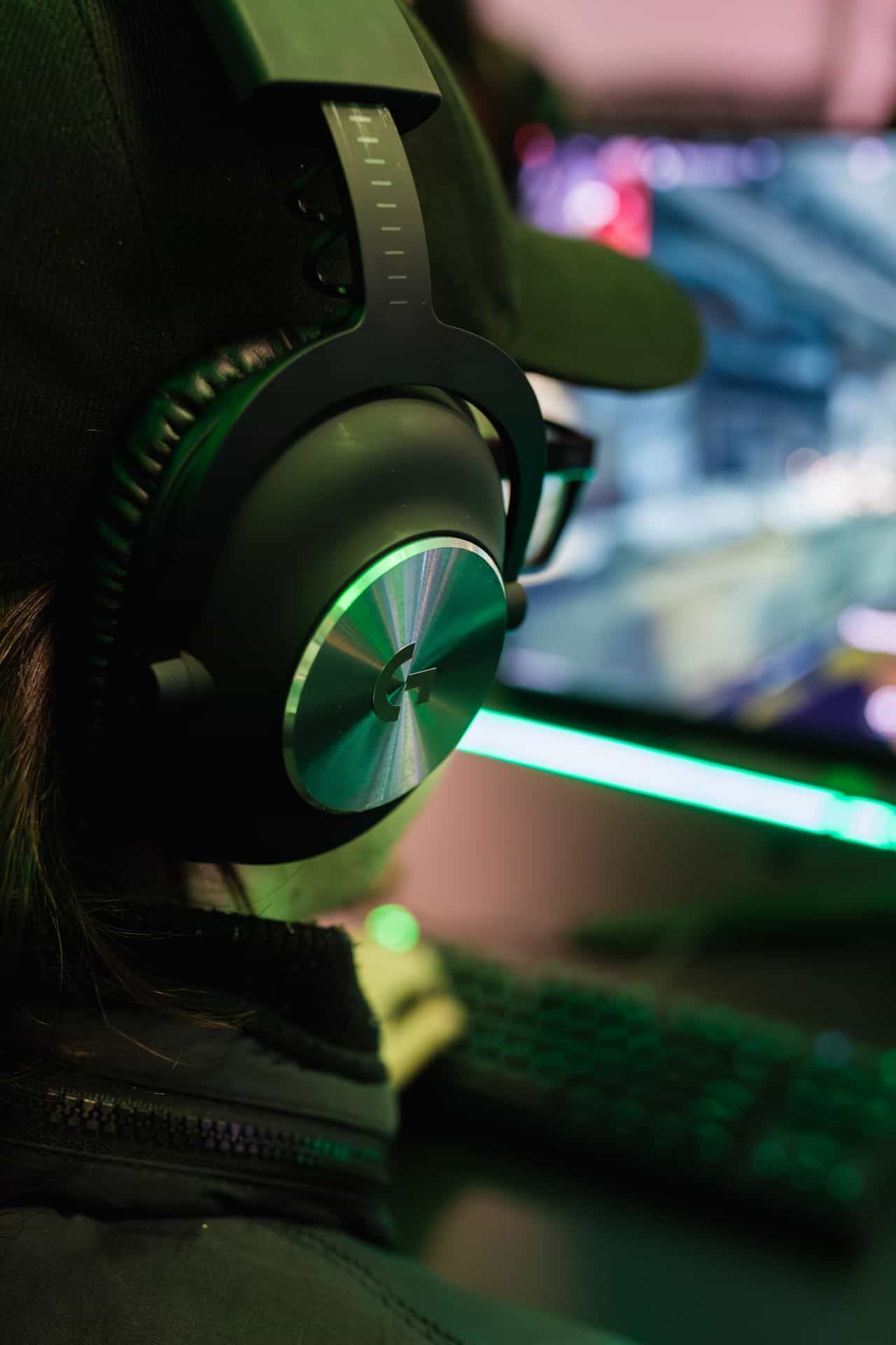 Seat42F 10 gamer with headphones