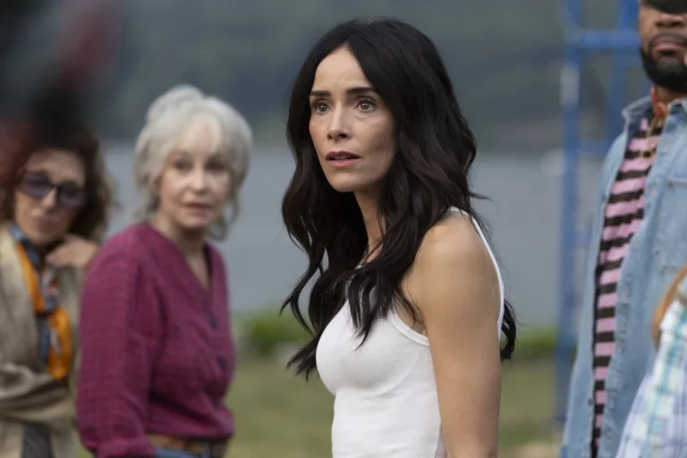 BEST MEDICINE Season 2 Episode 1: L-R: Annie Potts and Abigail Spencer in the season two premiere of "Be Careful What You Fish For" on Tuesday, September 22 (8:00-9:00 PM ET/PT) on FOX. © 2026 Fox Media LLC. CR: Danielle Mathias/FOX.