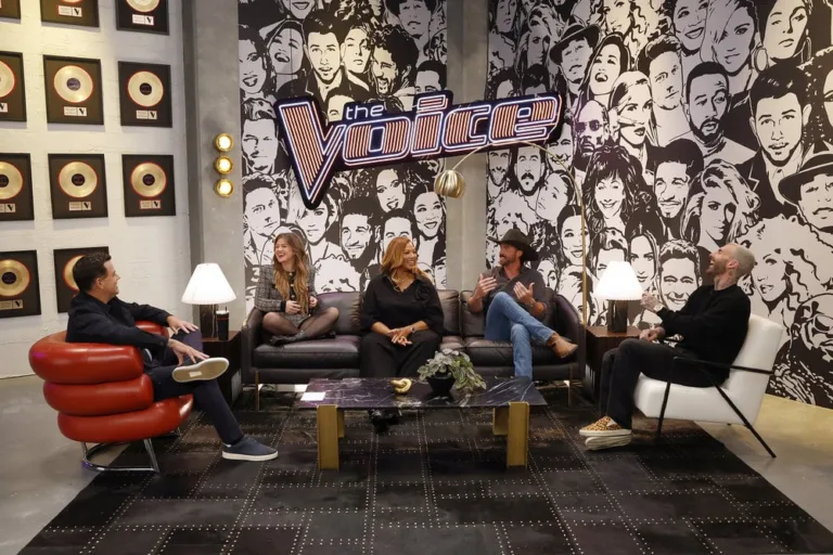 THE VOICE -- "Blind Auditions" Episode 3002 -- Pictured: (l-r) Carson Daly, Kelly Clarkson, Queen Latifah, Riley Green, Adam Levine -- (Photo by: Trae Patton/NBC)