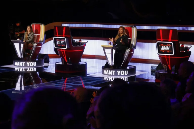 THE VOICE -- "Blind Auditions" Episode 3002 -- Pictured: (l-r) Kelly Clarkson, Queen Latifah -- (Photo by: Trae Patton/NBC)