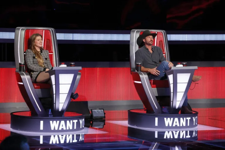 THE VOICE -- "Blind Auditions" Episode 3002 -- Pictured: (l-r) Kelly Clarkson, Riley Green -- (Photo by: Trae Patton/NBC)
