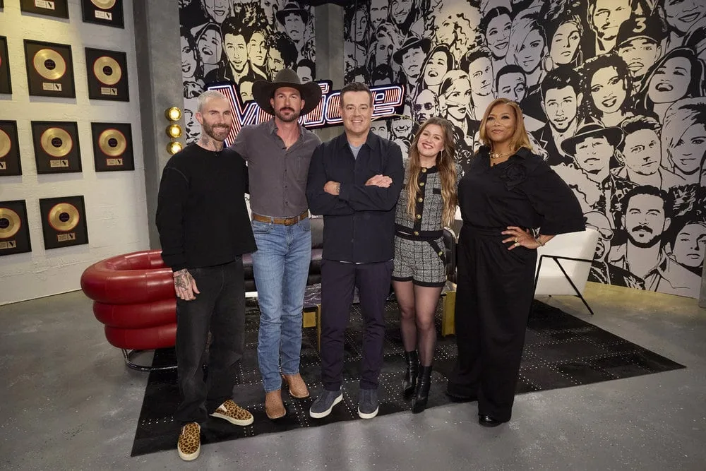 THE VOICE -- "Blind Auditions" Episode 3002 -- Pictured: (l-r) Adam Levine, Riley Green, Carson Daly, Kelly Clarkson, Queen Latifah -- (Photo by: Trae Patton/NBC)