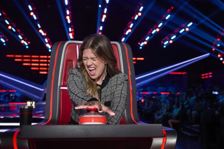 THE VOICE -- "Blind Auditions" Episode 3002 -- Pictured: Kelly Clarkson -- (Photo by: Trae Patton/NBC)