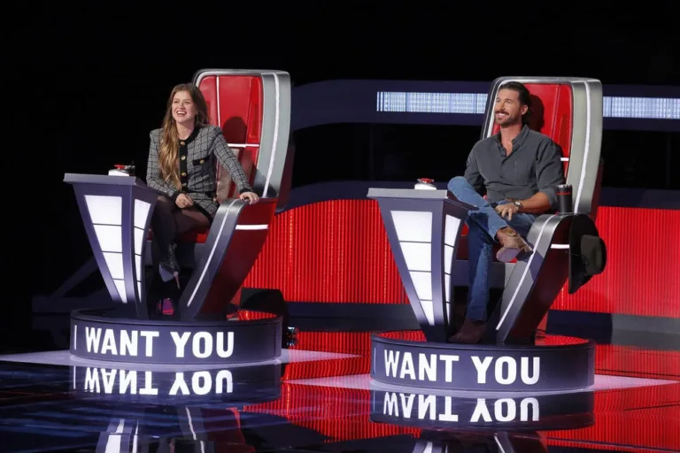THE VOICE -- "Blind Auditions" Episode 3002 -- Pictured: (l-r) Kelly Clarksonn, Riley Green -- (Photo by: Trae Patton/NBC)