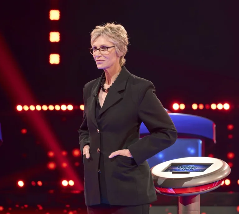CELEBRITY WEAKEST LINK Season 2 Episode 1 : Host Jane Lynch in the CELEBRITY WEAKEST LINK “Reality Villains” Season Premiere episode airing Monday, Sept. 21 (9:01-10:00 PM ET/PT) on FOX. © 2026 Fox Media LLC. CR: Tom Griscom/FOX.