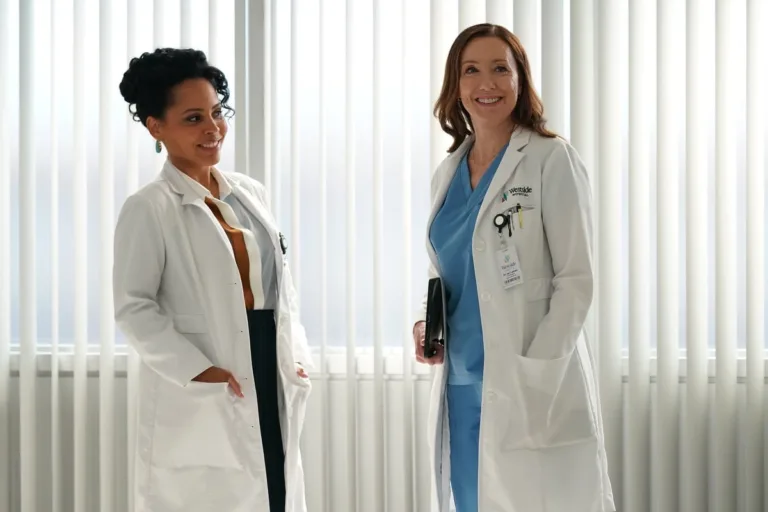 DOC Season 3 Episode 1 : L-R: Amirah Vann and Molly Parker in the “Wherefore Art Thou” Season Premiere episode of DOC airing Tuesday, Sept. 22 (8:00-9:00 PM ET/PT) on FOX. CR: John Medland/FOX. ©2026 FOX Media LLC.