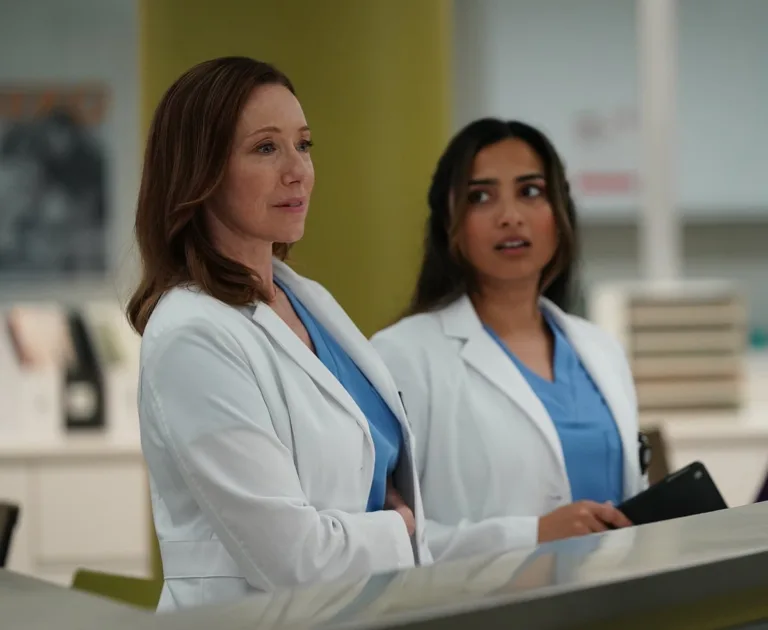DOC: L-R: Molly Parker and Anya Banerjee in the “Wherefore Art Thou” Season Premiere episode of DOC airing Tuesday, Sept. 22 (8:00-9:00 PM ET/PT) on FOX. CR: John Medland/FOX. ©2026 FOX Media LLC.
