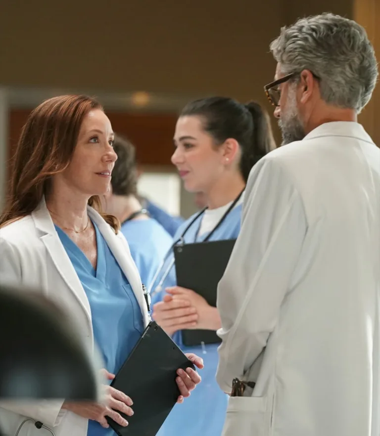 DOC Season 3 Episode 1 : L-R: Molly Parker and Omar Metwally in the “Wherefore Art Thou” Season Premiere episode of DOC airing Tuesday, Sept. 22 (8:00-9:00 PM ET/PT) on FOX. CR: John Medland/FOX. ©2026 FOX Media LLC.