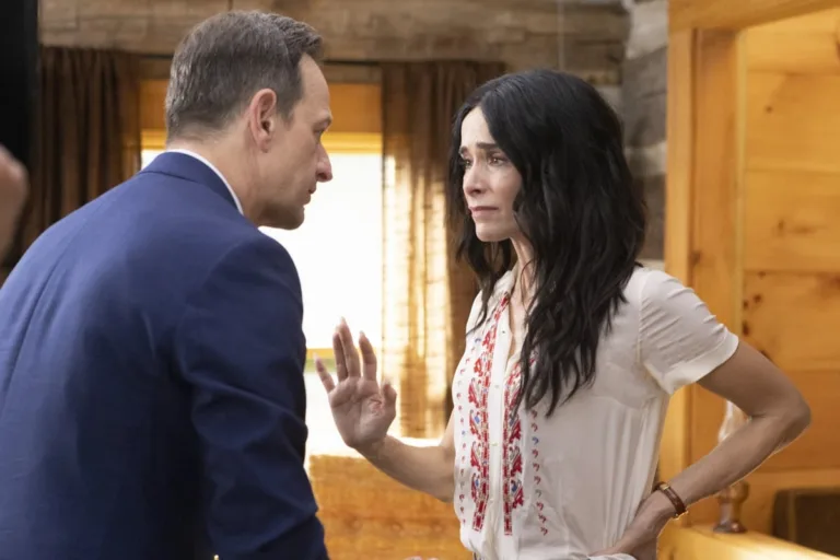BEST MEDICINE Season 2 Episode 2: L-R: Josh Charles and Abigail Spencer in the "Breakin' In Is Hard to Do" episode of BEST MEDICINE airing Tuesday, Sept. 29 (8:00-9:00 PM ET/PT) on FOX. © 2026 Fox Media LLC. CR: Danielle Mathias/FOX.