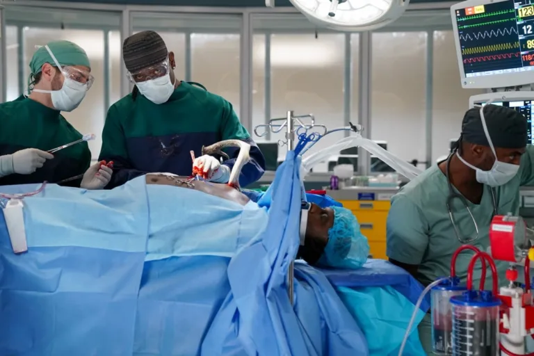 DOC: Blair Underwood (C) in the “Ready or Not" episode of DOC airing Tuesday, Sept. 29 (8:00-9:00 PM ET/PT) on FOX. CR: John Medland/FOX. ©2026 FOX Media LLC.
