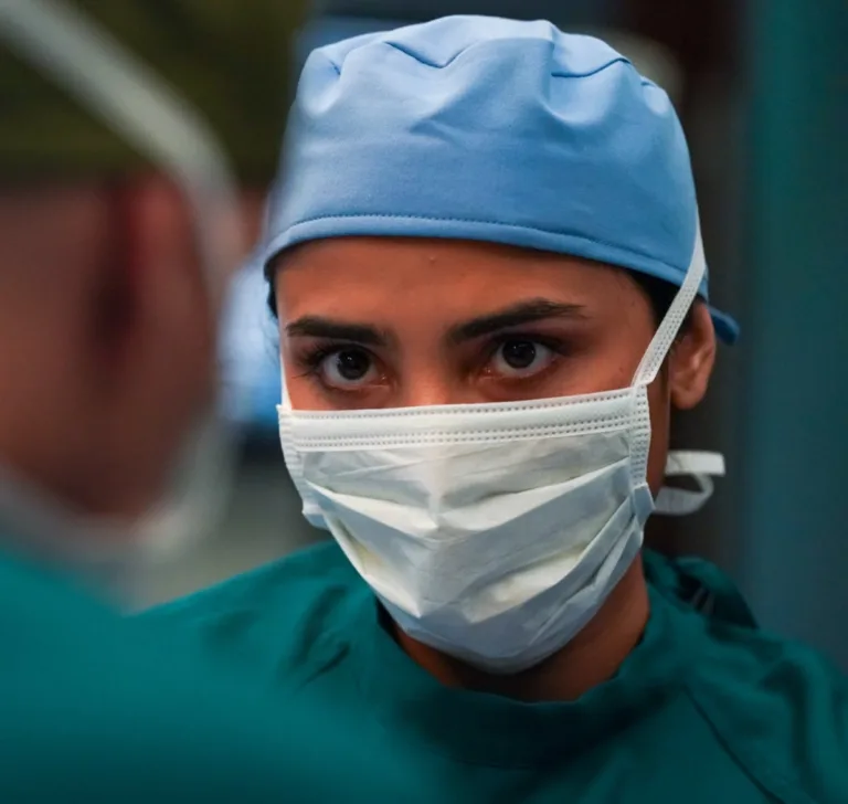 DOC: Anya Banerjee in the “Ready or Not" episode of DOC airing Tuesday, Sept. 29 (8:00-9:00 PM ET/PT) on FOX. CR: John Medland/FOX. ©2026 FOX Media LLC.