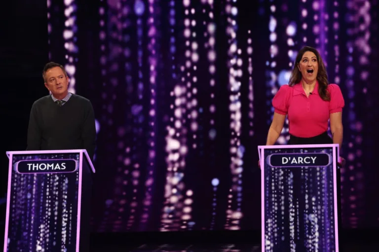 NAME THAT TUNE: L-R: Thomas Lennon and D'Arcy Carden in the "Comedy Clash" episode of NAME THAT TUNE airing Monday, Sept. 28 (8:00-9:00 PM ET/PT) on FOX. CR: Lorraine O'Sullivan/FOX. ©2026 FOX Media LLC.
