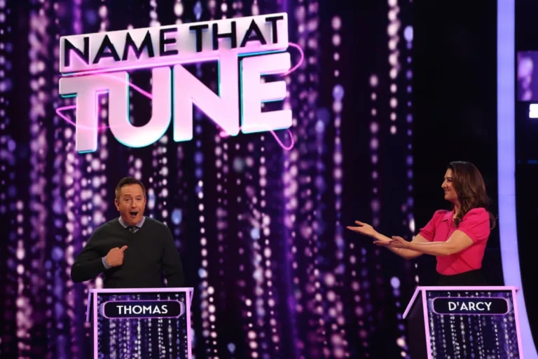 NAME THAT TUNE: L-R: Thomas Lennon and D'Arcy Carden in the "Comedy Clash" episode of NAME THAT TUNE airing Monday, Sept. 28 (8:00-9:00 PM ET/PT) on FOX. CR: Lorraine O'Sullivan/FOX. ©2026 FOX Media LLC.