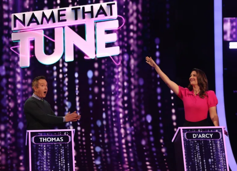 NAME THAT TUNE: L-R: Thomas Lennon and D'Arcy Carden in the "Comedy Clash" episode of NAME THAT TUNE airing Monday, Sept. 28 (8:00-9:00 PM ET/PT) on FOX. CR: Lorraine O'Sullivan/FOX. ©2026 FOX Media LLC.