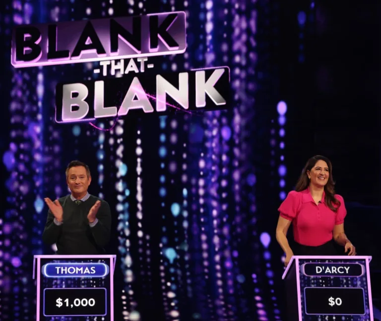 NAME THAT TUNE: L-R: Thomas Lennon and D'Arcy Carden in the "Comedy Clash" episode of NAME THAT TUNE airing Monday, Sept. 28 (8:00-9:00 PM ET/PT) on FOX. CR: Lorraine O'Sullivan/FOX. ©2026 FOX Media LLC.
