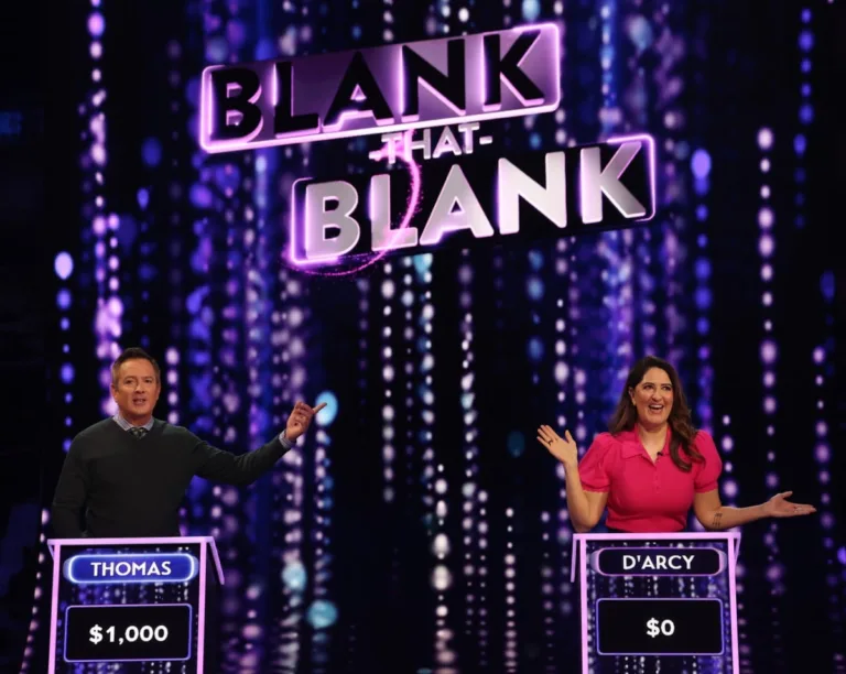 NAME THAT TUNE Season 6 Episode 2 : L-R: Thomas Lennon and D'Arcy Carden in the "Comedy Clash" episode of NAME THAT TUNE airing Monday, Sept. 28 (8:00-9:00 PM ET/PT) on FOX. CR: Lorraine O'Sullivan/FOX. ©2026 FOX Media LLC.