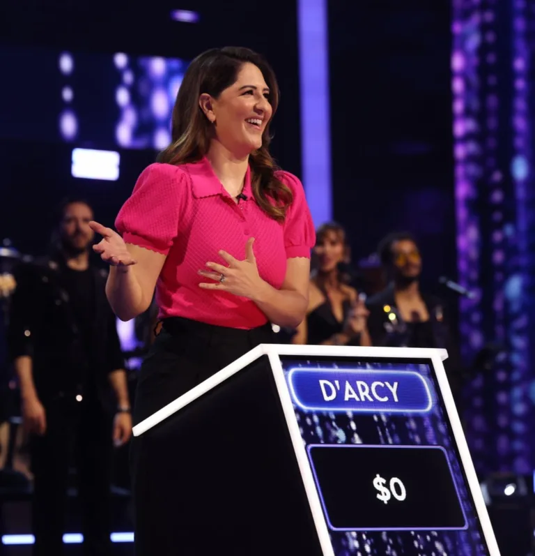 NAME THAT TUNE Season 6 Episode 2 : D'Arcy Carden in the "Comedy Clash" episode of NAME THAT TUNE airing Monday, Sept. 28 (8:00-9:00 PM ET/PT) on FOX. CR: Lorraine O'Sullivan/FOX. ©2026 FOX Media LLC.