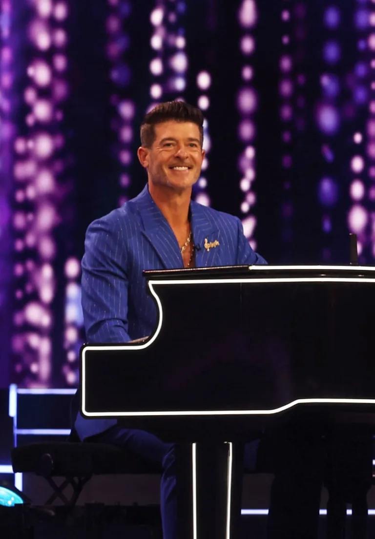 NAME THAT TUNE Season 6 Episode 2 : Robin Thicke in the "Comedy Clash" episode of NAME THAT TUNE airing Monday, Sept. 28 (8:00-9:00 PM ET/PT) on FOX. CR: Lorraine O'Sullivan/FOX. ©2026 FOX Media LLC.