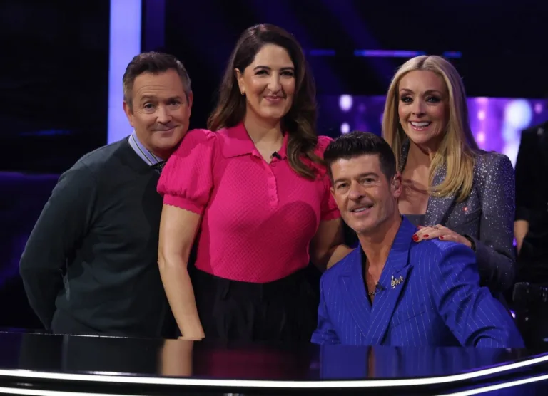 Name That Tune Season 6 Episode 2 : L-R: Thomas Lennon, D'Arcy Carden, Robin Thicke, and Jane Krakowski in the "Comedy Clash" episode of NAME THAT TUNE airing Monday, Sept. 28 (8:00-9:00 PM ET/PT) on FOX. CR: Lorraine O'Sullivan/FOX. ©2026 FOX Media LLC.