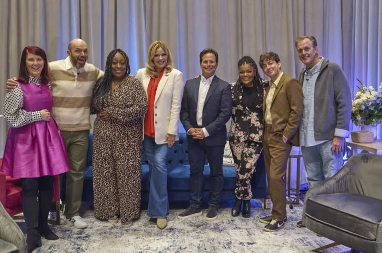 CELEBRITY WEAKEST LINK: L-R: Kate Flannery, Paul Scheer, Loni Love, Melissa Peterman, Scott Wolf, Yvette Nicole Brown, Kevin McHale and Billy Gardell in the CELEBRITY WEAKEST LINK “8 More Degrees Of Jane” Season Premiere episode airing Monday, Sept. 28 (9:01-10:00 PM ET/PT) on FOX. © 2026 Fox Media LLC. CR: Tom Griscom/FOX.