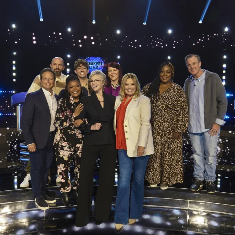 CELEBRITY WEAKEST LINK: L-R: Paul Scheer, Scott Wolf, Yvette Nicole Brown, Kevin McHale, Kate Flannery, Melissa Peterman, Loni Love and Billy Gardell with Host Jane Lynch (C) in the CELEBRITY WEAKEST LINK “8 More Degrees Of Jane” Season Premiere episode airing Monday, Sept. 28 (9:01-10:00 PM ET/PT) on FOX. © 2026 Fox Media LLC. CR: Tom Griscom/FOX.