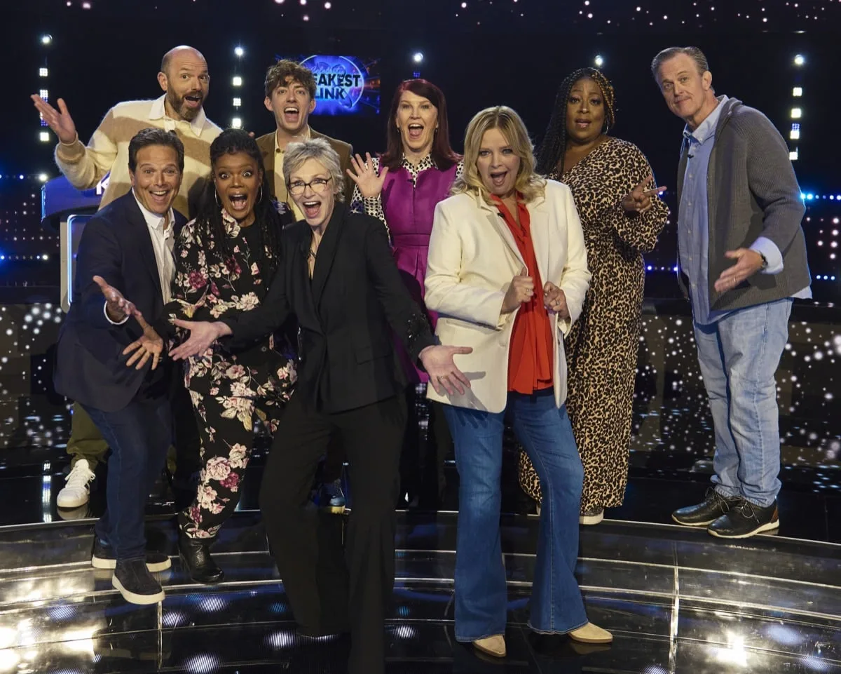 CELEBRITY WEAKEST LINK: L-R: Paul Scheer, Scott Wolf, Yvette Nicole Brown, Kevin McHale, Kate Flannery, Melissa Peterman, Loni Love and Billy Gardell with Host Jane Lynch (C) in the CELEBRITY WEAKEST LINK “8 More Degrees Of Jane” Season Premiere episode airing Monday, Sept. 28 (9:01-10:00 PM ET/PT) on FOX. © 2026 Fox Media LLC. CR: Tom Griscom/FOX.