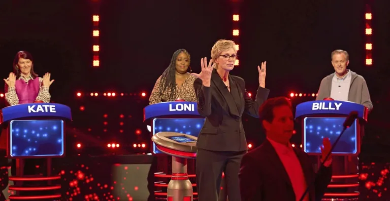 CELEBRITY WEAKEST LINK: L-R: Kate Flannery, Loni Love, Billy Gardell and Scott Wolf with Host Jane Lynch (C) in the CELEBRITY WEAKEST LINK “8 More Degrees Of Jane” Season Premiere episode airing Monday, Sept. 28 (9:01-10:00 PM ET/PT) on FOX. © 2026 Fox Media LLC. CR: Tom Griscom/FOX.