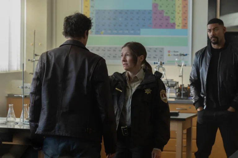 Kelly Macdonald, Aaron Pierre LANTERNS Season 1 Episode 7