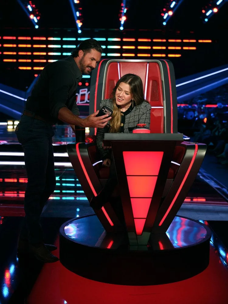 THE VOICE -- "Blind Auditions" Episode 3004 -- Pictured: (l-r) Riley Green, Kelly Clarkson -- (Photo by: John Jay/NBC)