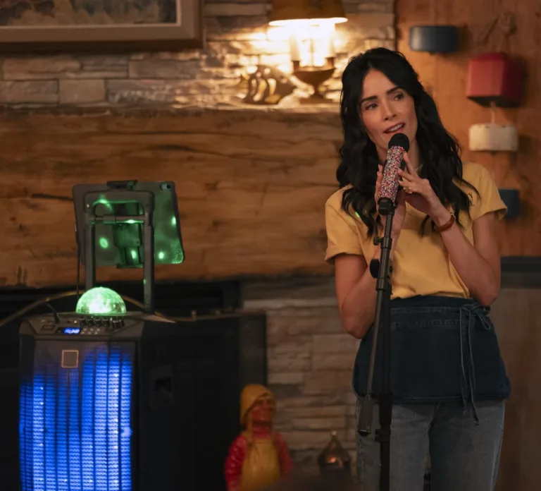 BEST MEDICINE Season 2 Episode 3 : Abigail Spencer singing in the “Crate Expectations” episode of BEST MEDICINE airing Tuesday, October 6 (8:00-9:00 PM ET/PT) on FOX. © 2026 Fox Media LLC. CR: Francisco Roman/FOX.