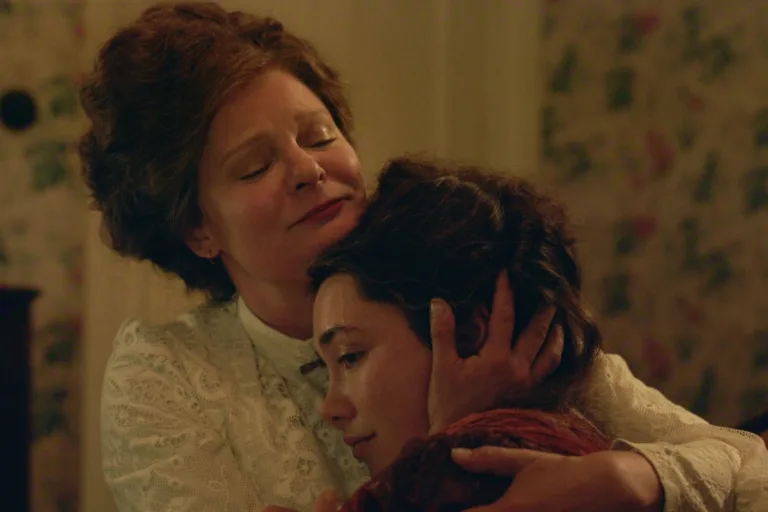 East of Eden. (L to R) Martha Plimpton as Faye, Florence Pugh as Cathy Ames in episode 104 of East of Eden. Cr. Courtesy of Netflix © 2026