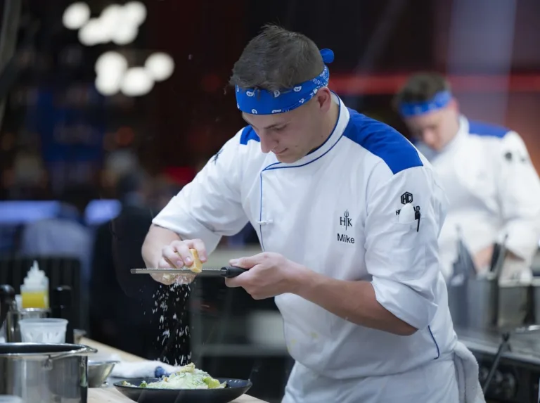 HELL'S KITCHEN: CONTESTANTS in the "Tale of Two Kitchens"  episode of HELL’S KITCHEN airing Thursday, October. 1 (8:00- 9:01PM ET/PT) on FOX. CR: Jeff Neira / FOX. ©2026 FOX Media LLC.