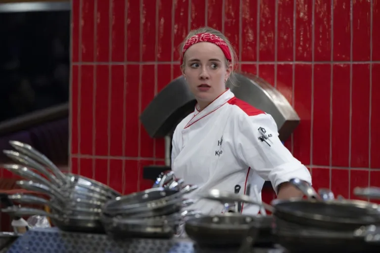 HELL'S KITCHEN: CONTESTANTS in the "Tale of Two Kitchens"  episode of HELL’S KITCHEN airing Thursday, October. 1 (8:00- 9:01PM ET/PT) on FOX. CR: Jeff Neira / FOX. ©2026 FOX Media LLC.