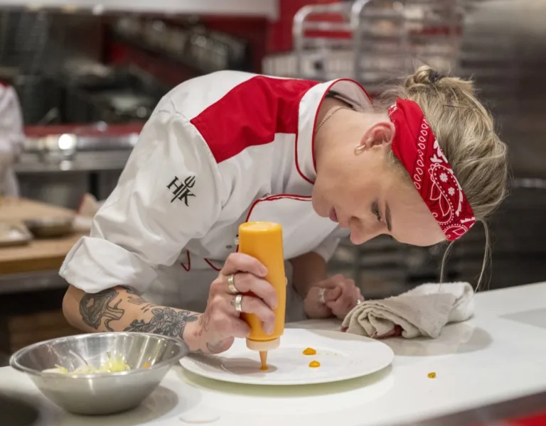 HELL'S KITCHEN: CONTESTANTS in the "Tale of Two Kitchens"  episode of HELL’S KITCHEN airing Thursday, October. 1 (8:00- 9:01PM ET/PT) on FOX. CR: Jeff Neira / FOX. ©2026 FOX Media LLC.