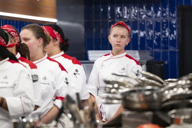 HELL'S KITCHEN: CONTESTANTS in the "Tale of Two Kitchens"  episode of HELL’S KITCHEN airing Thursday, October. 1 (8:00- 9:01PM ET/PT) on FOX. CR: Jeff Neira / FOX. ©2026 FOX Media LLC.