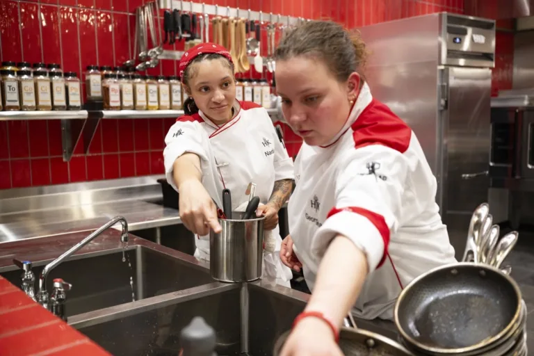 HELL'S KITCHEN: CONTESTANTS in the "Tale of Two Kitchens"  episode of HELL’S KITCHEN airing Thursday, October. 1 (8:00- 9:01PM ET/PT) on FOX. CR: Jeff Neira / FOX. ©2026 FOX Media LLC.