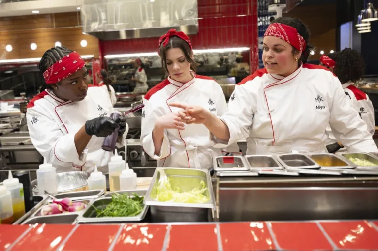 HELL'S KITCHEN: CONTESTANTS in the "Tale of Two Kitchens"  episode of HELL’S KITCHEN airing Thursday, October. 1 (8:00- 9:01PM ET/PT) on FOX. CR: Jeff Neira / FOX. ©2026 FOX Media LLC.
