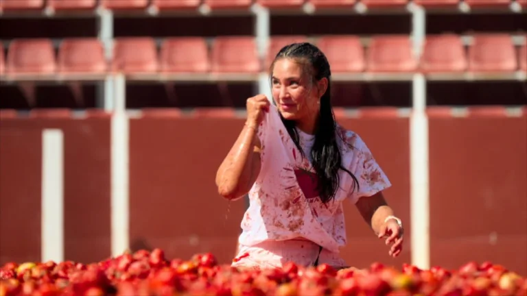 “Are Tomatoes Good for Skin Care?” -- Coverage of the CBS Original Series THE AMAZING RACE, scheduled to air on Thursday, Oct. 1 (9:30-11:00 PM, ET/PT) Pictured (L to R): Katie Schultz Photo: CBS ©2026 CBS Broadcasting, Inc. All Rights Reserved. Highest quality screengrab available.